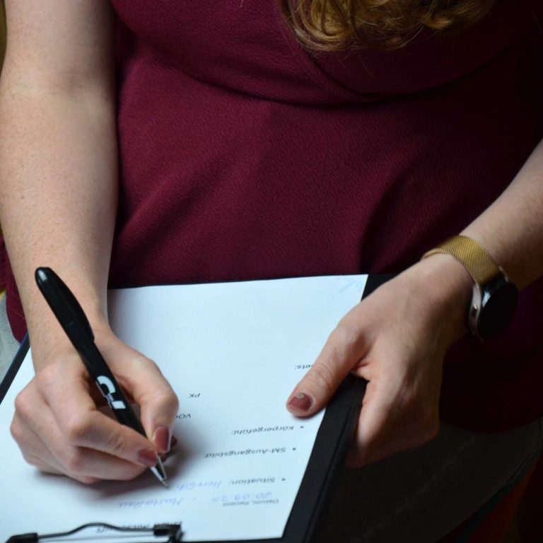 Verhaltenstherapie, KVT Saarburg, Trier Symbolbild für kognitive Verhaltenstherapie – therapeutische Arbeit mit Notizen in Saarburg, Trier, Luxemburg, Merzig