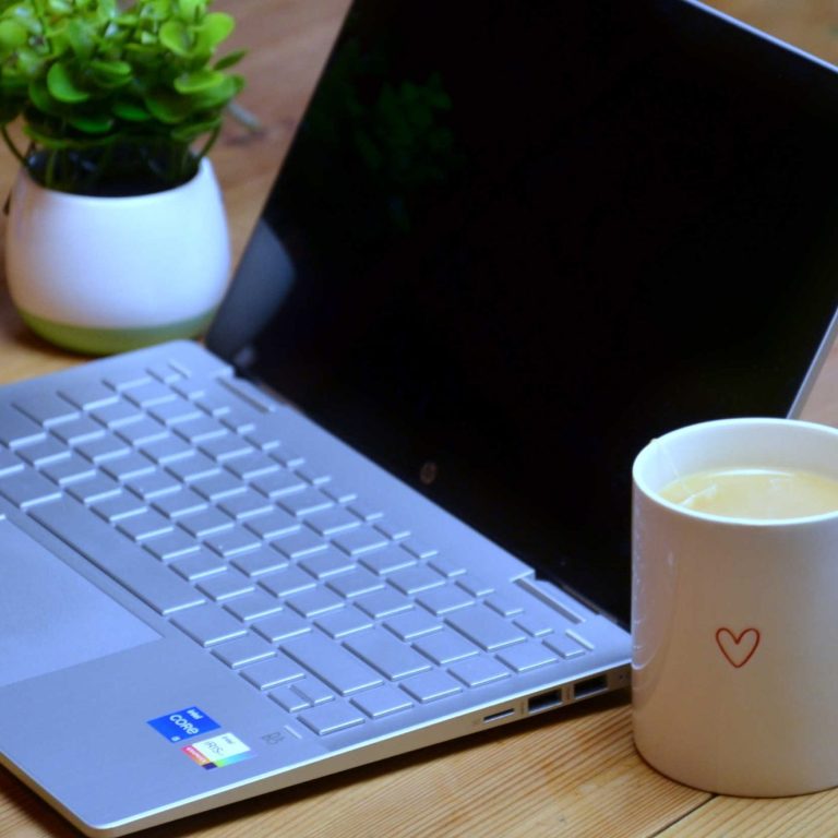 Symbol Online-Therapie Laptop und Tasse als Symbol für Online-Beratung und Online-Therapie bei Therapie bei Marie in Saarburg